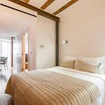 Living Bairro Alto Ii アパート